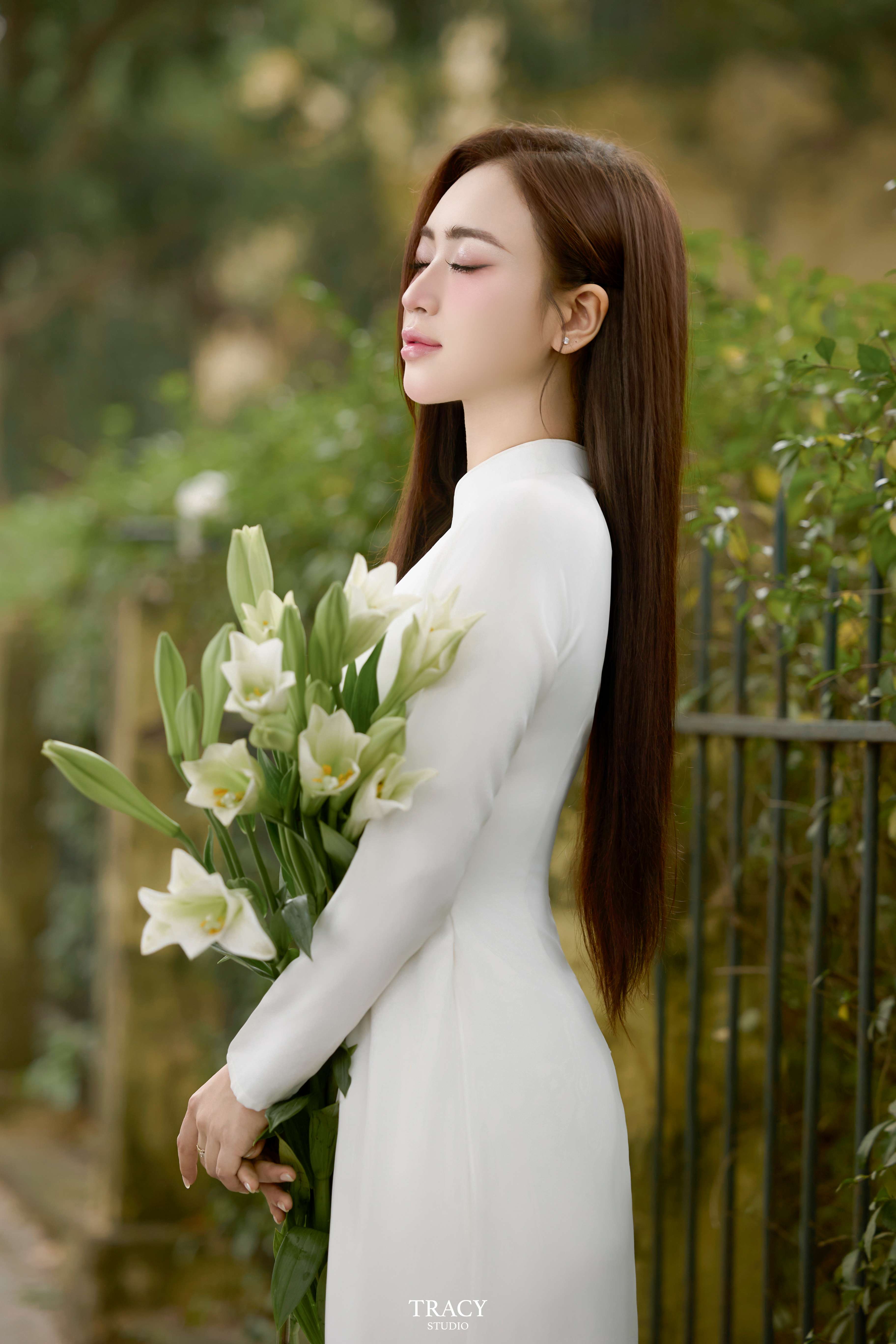 frontend/img/gallery/tinh-khoi-ao-dai-viet/tracy-studio-chup-concept-ao-dai-hoa-hue (9).jpg